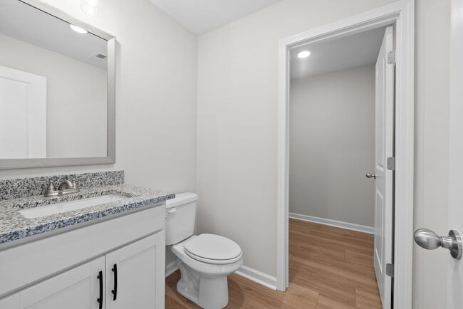 Building Photo - Close to downtown Clarksville! 2 Bed/2.5 Bath townhouse!