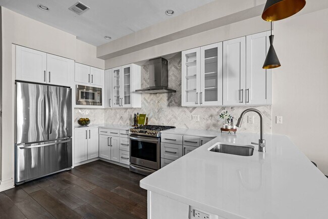 Building Photo - Beautiful 2 bed 2 bath plus den- Parking!!...