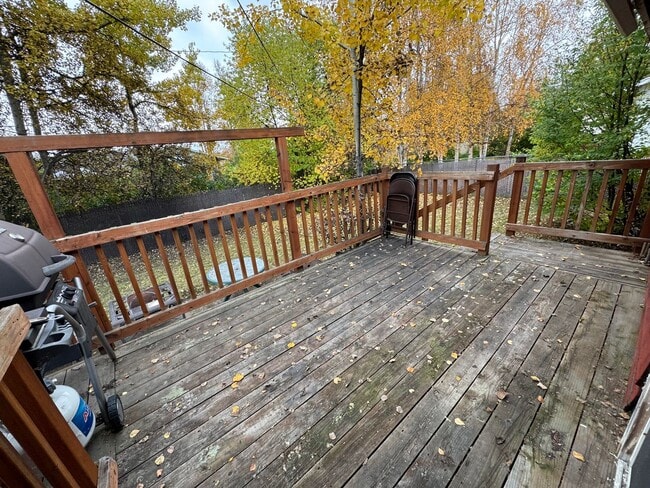 Building Photo - Large 4 bedroom 4 bath 2 Car Garage in mid...