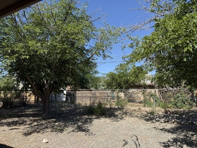 Building Photo - 2 Bedroom 1 Bath Contact Property Pros Property Management