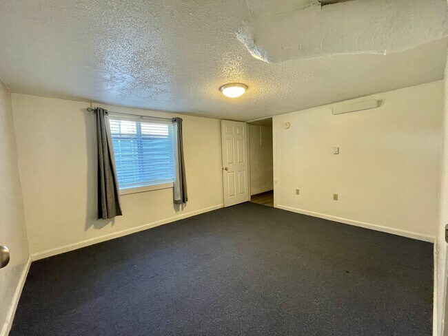 Building Photo - ADORABLE 4 bedroom standalone home - AVAIL...