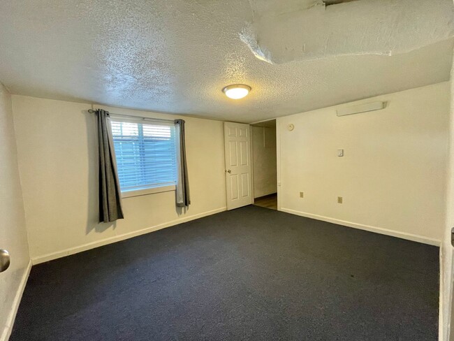 Building Photo - ADORABLE 4 bedroom standalone home