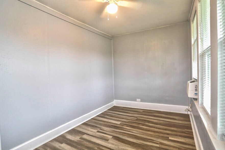 Building Photo - 608 N Anglin St