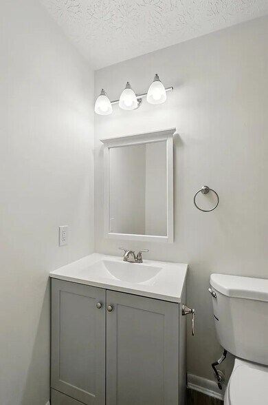 Full Bathroom - 263 N Ashbrook Cir