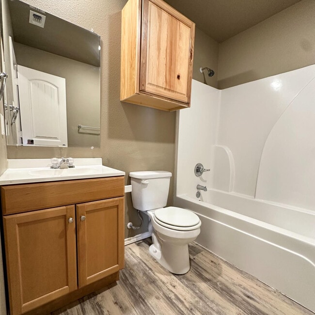 Building Photo - 1304 E 15th St