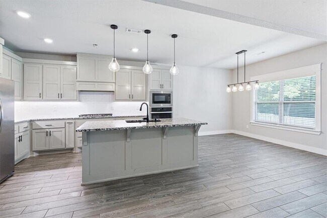 Building Photo - 3500 SW Lucretia Rd