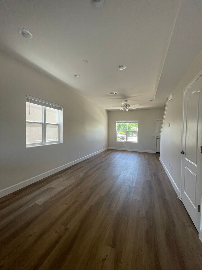 Building Photo - 2 bed, 2.5 bathroom Townhouse