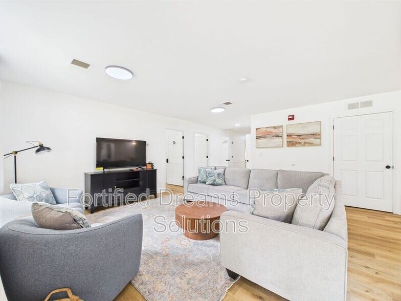 Building Photo - 355 Ransom Rd