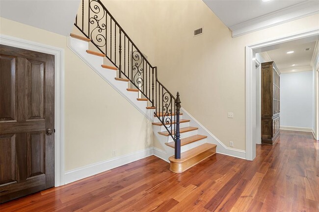 Building Photo - 602 Las Lomas Dr