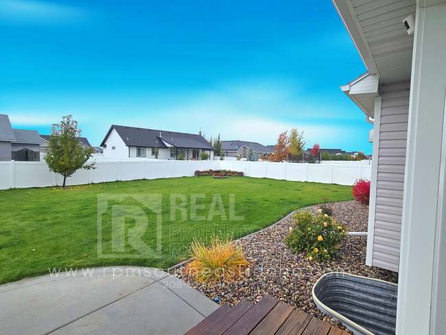 Building Photo - Gorgeous 6 Bedroom, 3 Bathroom Home in Mountain Bend in Ammon - By Real Property Management