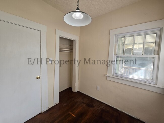 Building Photo - 907 N Faulkner St