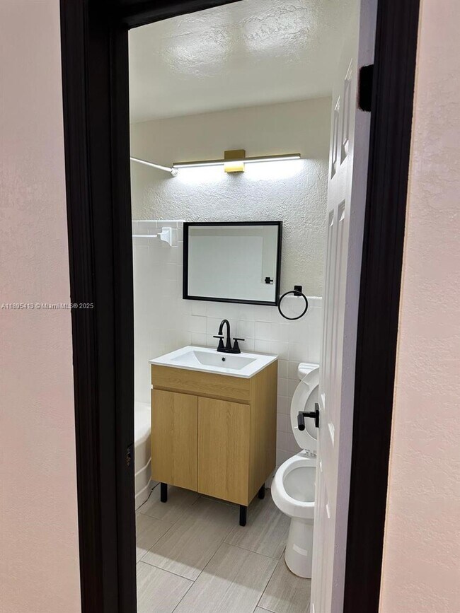 Building Photo - 3 bedroom in North Miami FL 33161