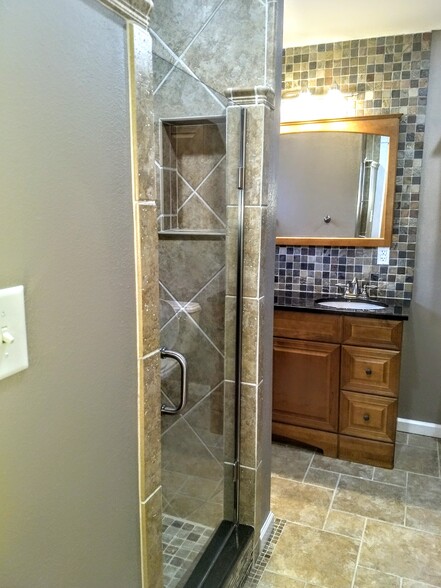 Master bathroom - 16351 Petro Dr