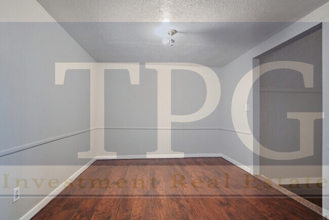 Building Photo - Newly Renovated, Pet Friendly Home in KCMO!