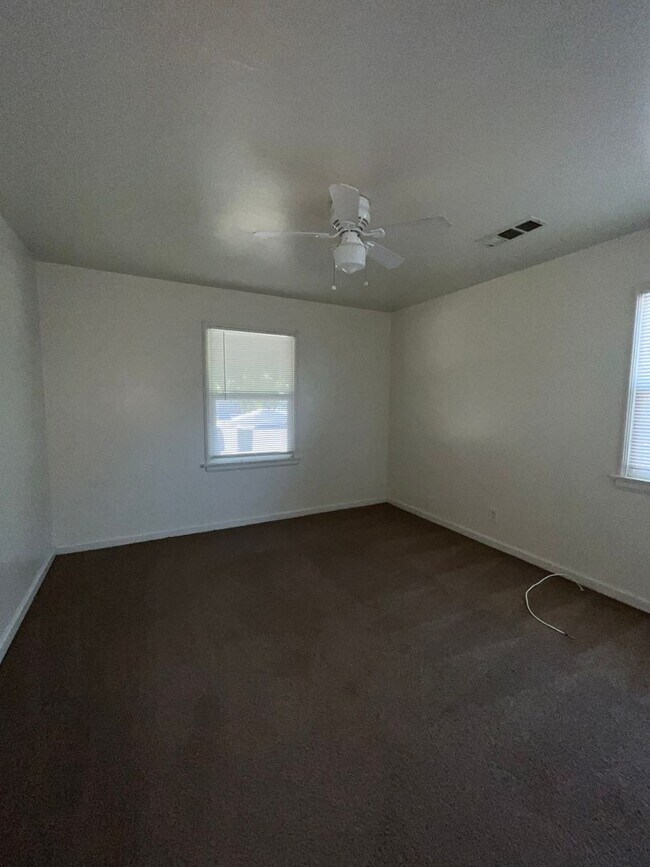 Building Photo - 1504