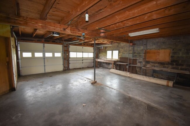 Building Photo - Large Home on Jacksonville Rd with Laundry!