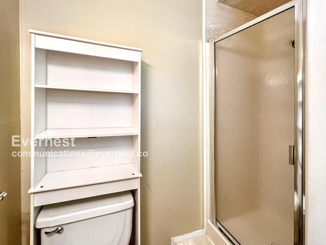 Building Photo - 401 Oak Ln