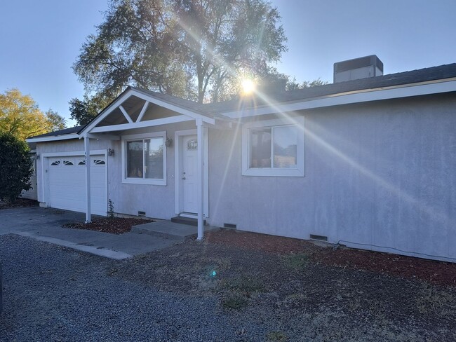 Building Photo - Country Ranch-Style In Fair Oaks