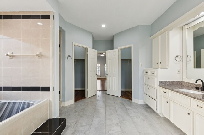 Building Photo - 14819 Walbrook Dr