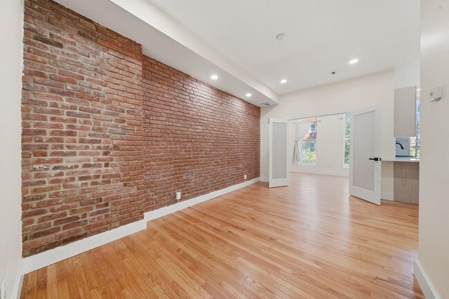 Building Photo - 213 York St