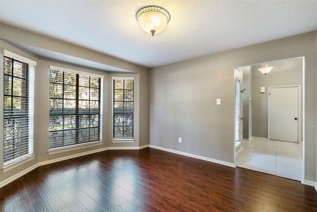 Building Photo - 2 Village Knoll Pl