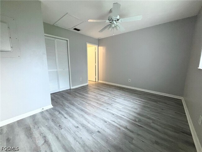 Building Photo - 1720 SE Santa Barbara Pl