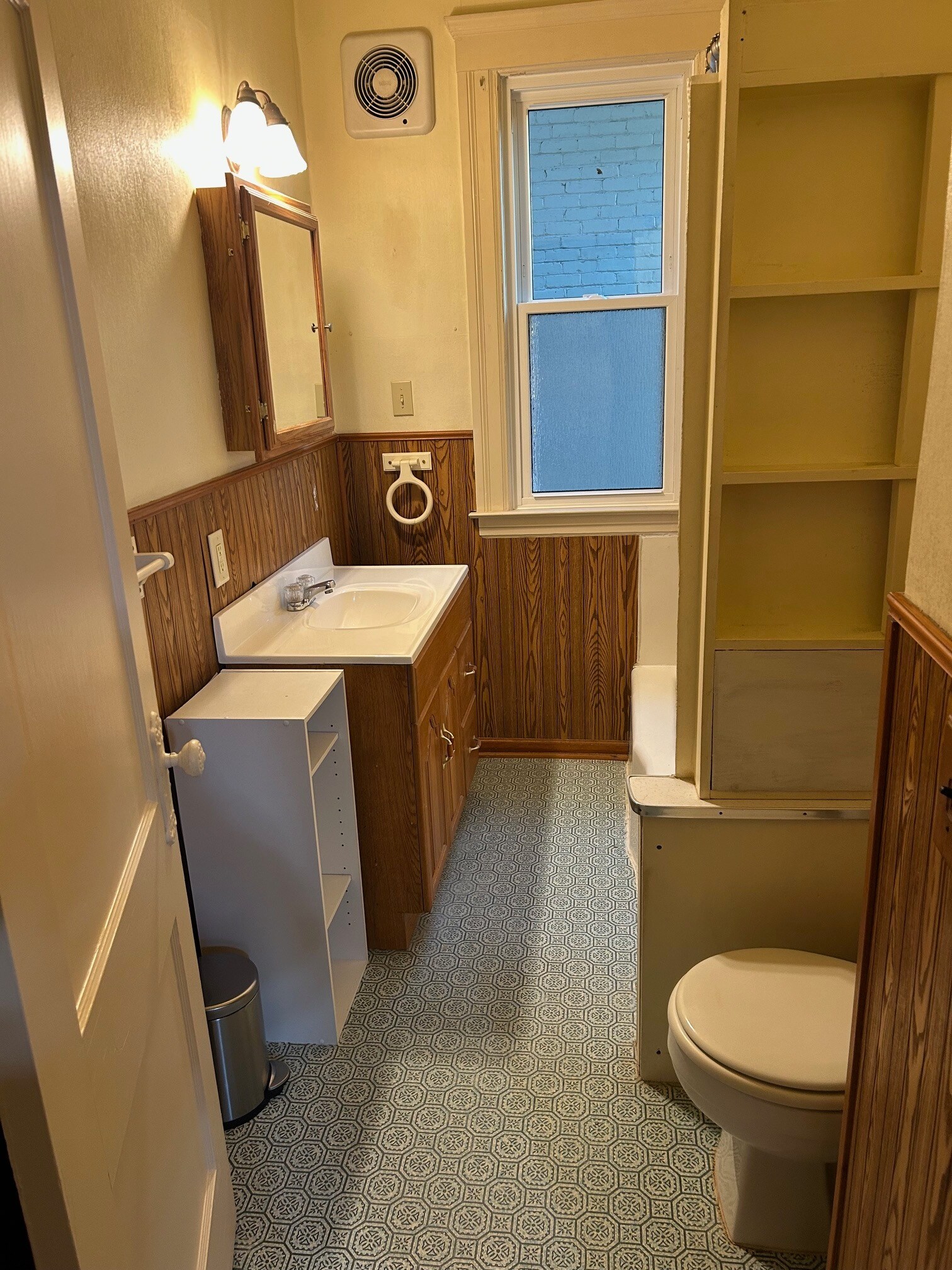 Bathroom - 1075 Lakepointe St