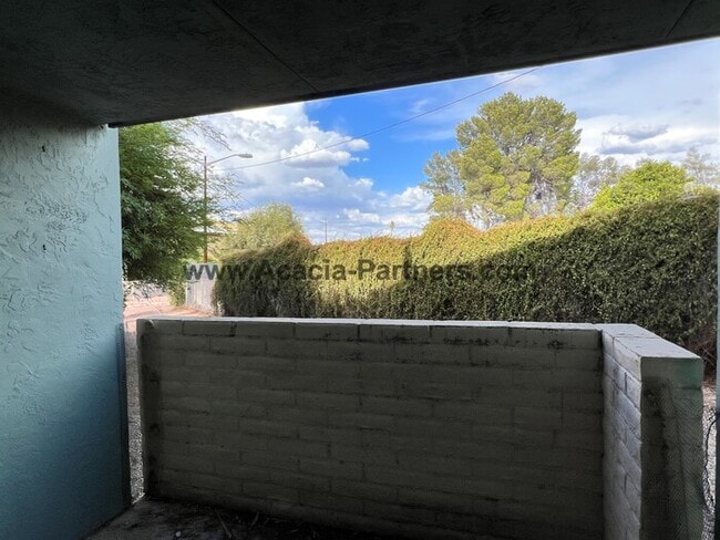 Building Photo - One Bedroom Townhouse