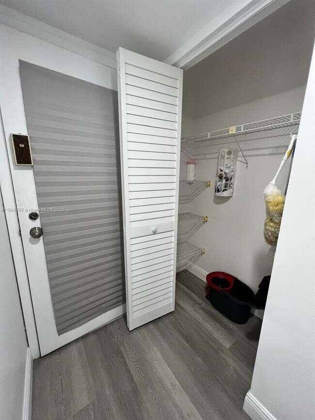 Building Photo - 1208 Bahama Bend