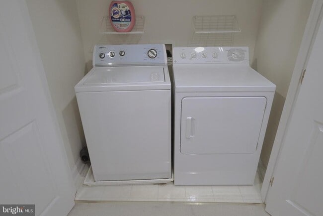 Building Photo - 1609 Leeds Castle Dr