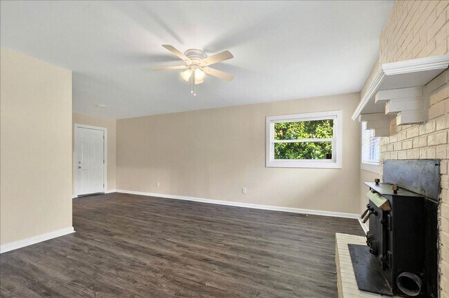 Building Photo - 4 bed 2 bath house, walk to stadium! Available August 2026