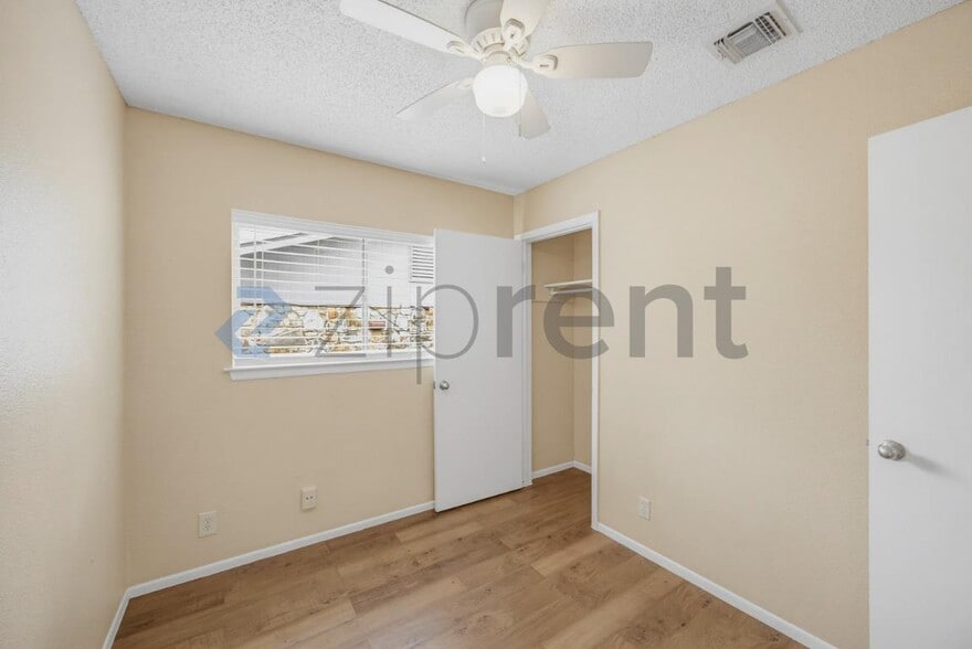 Building Photo - Unit