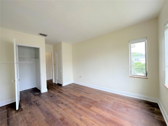 Building Photo - 1920 Biarritz Dr