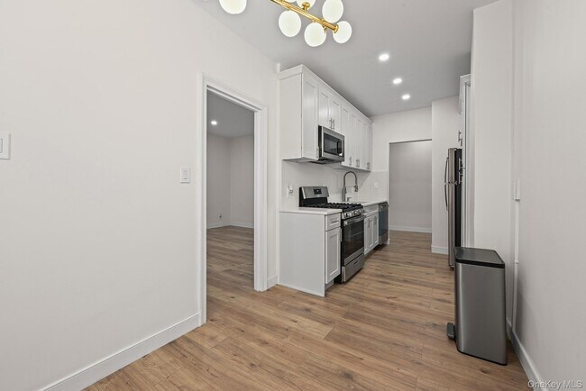 Building Photo - 136-5 Sanford Ave
