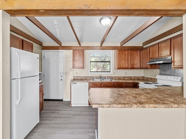 Building Photo - Townhome Beauty!