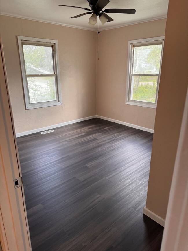 Building Photo - 1305 Davis St