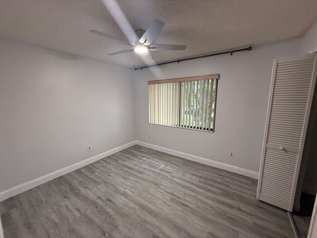 Building Photo - Gorgeous, Completely Remodeled 2/2.5 Condo in Sandlewood Creek- Winter Park!