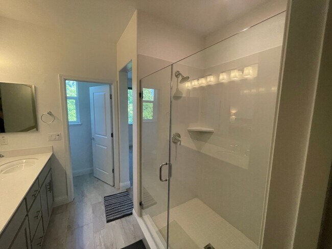 Building Photo - Charming 3 Bed / 2.5 Bath Home with Modern Upgrades