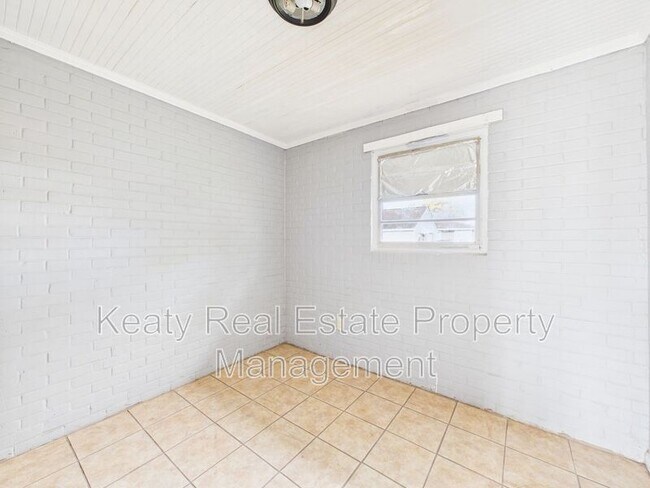 Building Photo - 704 13th St