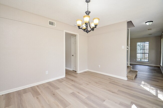 Building Photo - 16015 Southampton Dr