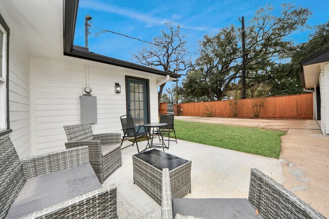 Building Photo - 10003 Briarwild Ln