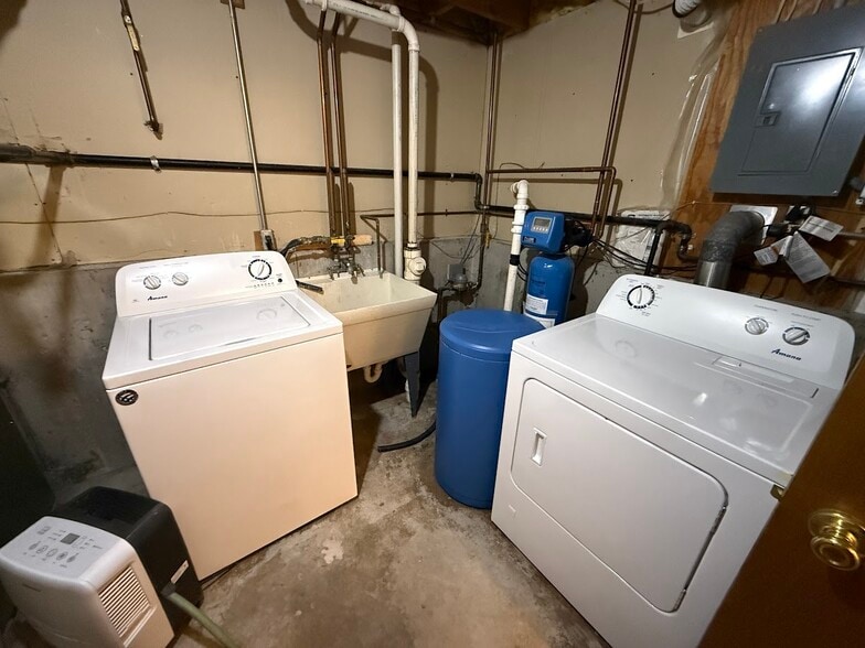 Building Photo - 1102 Smedal Dr