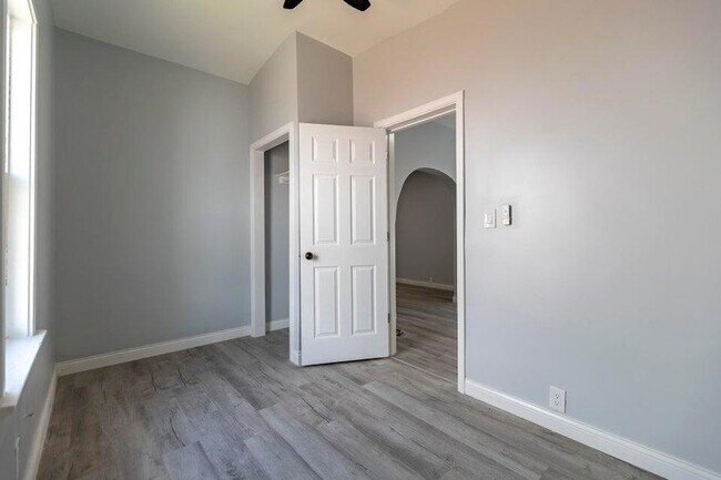 Building Photo - 2604 Schrage Ave