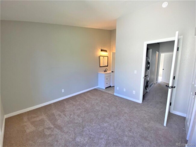 Building Photo - Charming 2-Bedroom Townhome in the America...