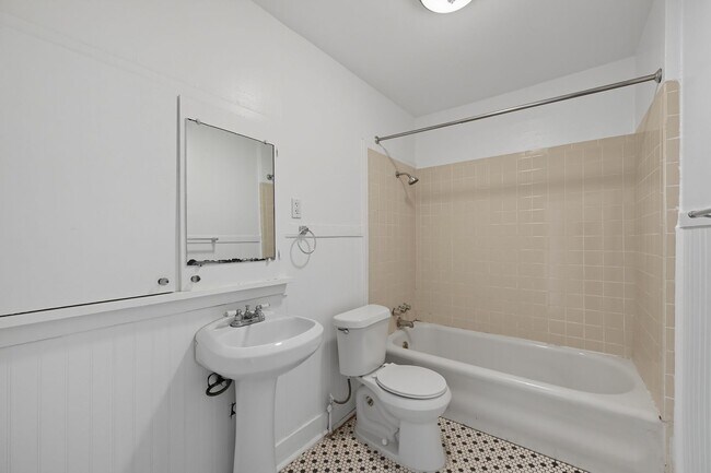 Building Photo - 2 Bedroom Upstairs Duplex in Southside