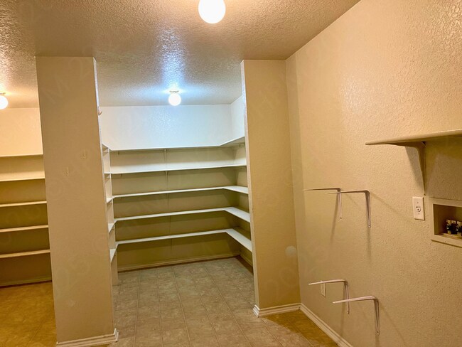 Building Photo - Move-In Special. ½ off the first full month's rent with a 12-month lease.