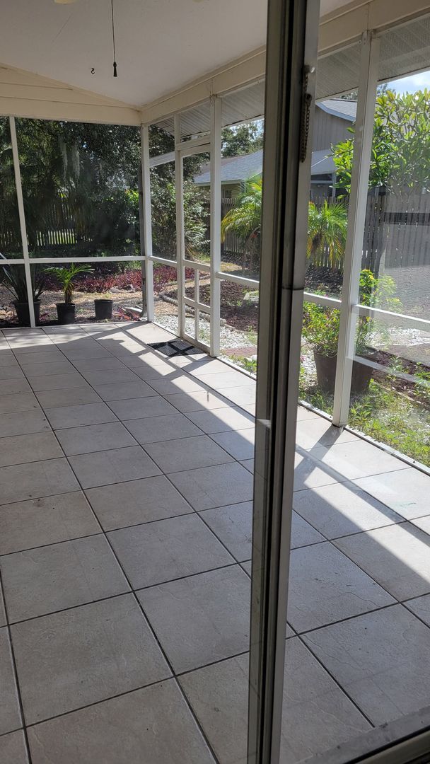 Building Photo - PENDING LEASE-Annual unfurnished 4/2 SFH i...