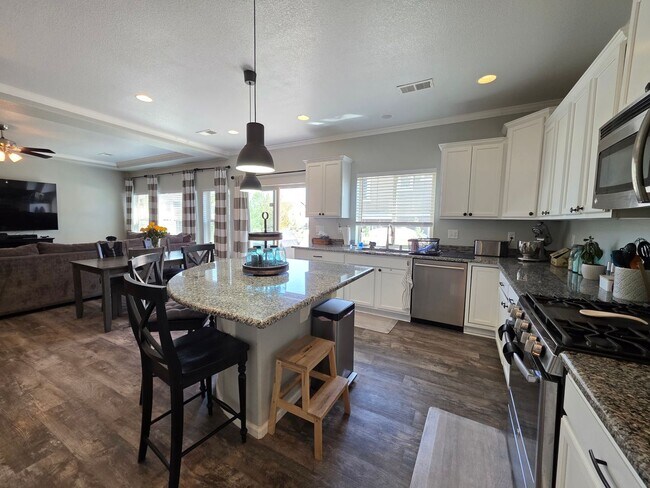 Building Photo - Gorgeous 4 Bed 4 bath Home In Banning Lewis Ranch!!