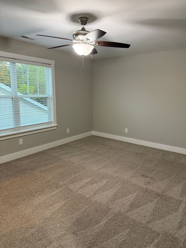 Building Photo - Spacious & Convenient!