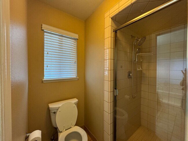 Building Photo - Northwest Bakersfield Home
